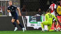 Rasmus Hojlund menyumbangkan satu gol saat Manchester United takluk 1-2 dari Arsenal pada laga pramusim di&nbsp;SoFi Stadium,&nbsp;Inglewood, California, Minggu (28/7/2024) pagi WIB. Sayangnya, Hojlund mengalami cedera pada laga tersebut. (AFP/Patrick T. Fallon)