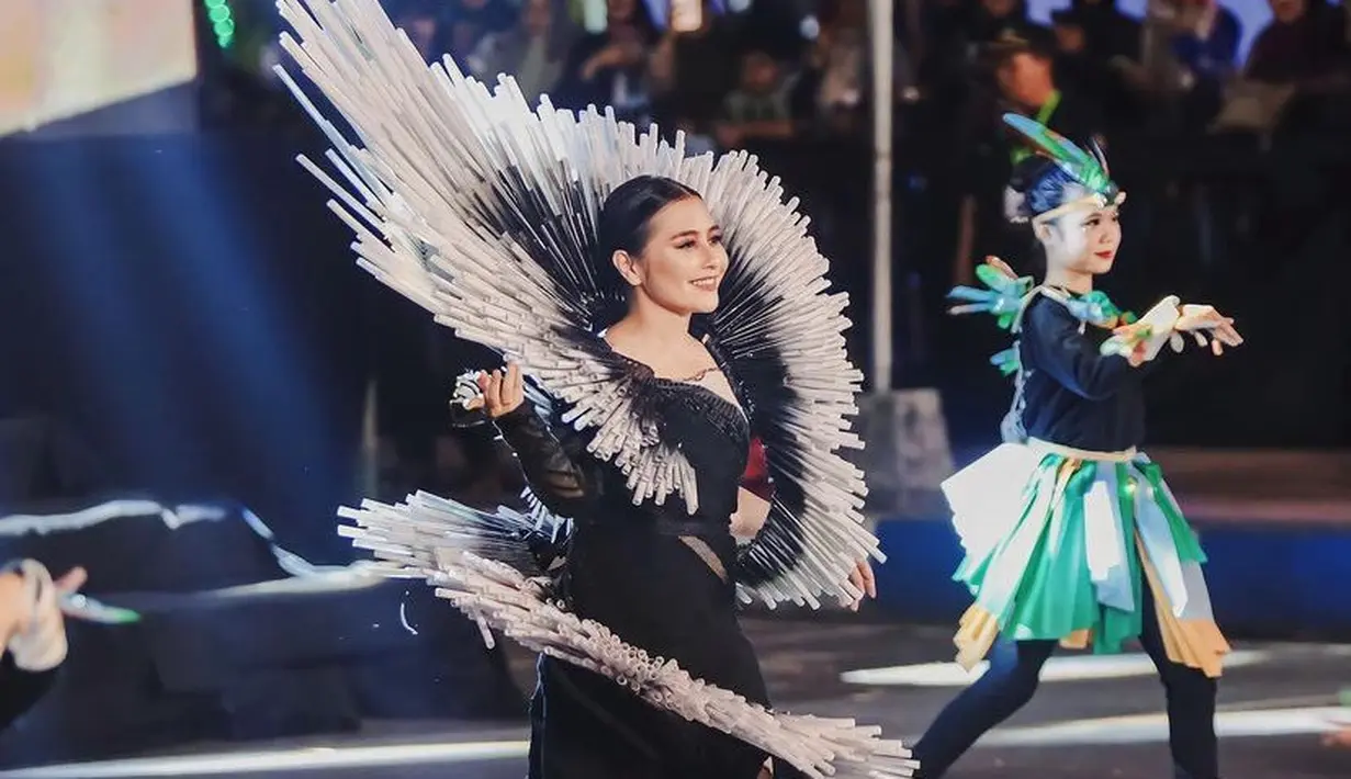 Prilly Latuconsina tampil memukau saat Jember Festival. Ia mengenakan gaun daur ulang sedotan dengan warna dominasi hitam dan putih. Netizen berkomentar, “definisi artis pake apa juga pantes, pake sedotan juga oke,” tulis netizen. [@prillylatuconsina96]