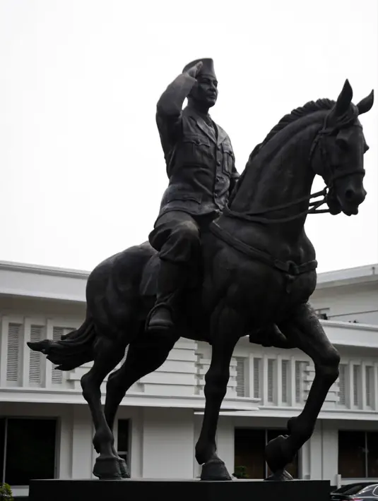 Patung Presiden ke-1 RI Soekarno terpajang di Gedung Kementerian Pertahanan, Jakarta, Minggu (6/6/2021). Pada peristiwa 5 Oktober 1946, Soekarno menjadi panglima tertinggi pada hari angkatan perang pertama dan diminta menjadi inspektur upacara dengan berkuda. (Liputan6.com/Faizal Fanani)