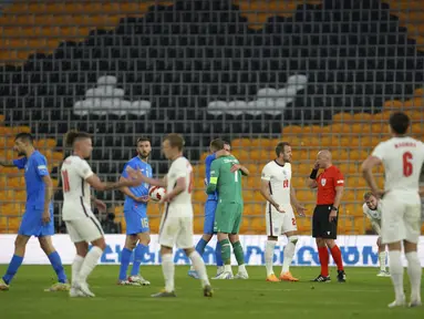 Reaksi para pemain usai pertandingan grup A3 UEFA Nations League antara Inggris melawan Italia di Stadion Molineux di Wolverhampton, Inggris, Minggu (12/6/2022). Pertandingan berakhir imbang dengan skor 0-0. (AP Photo/Jon Super)