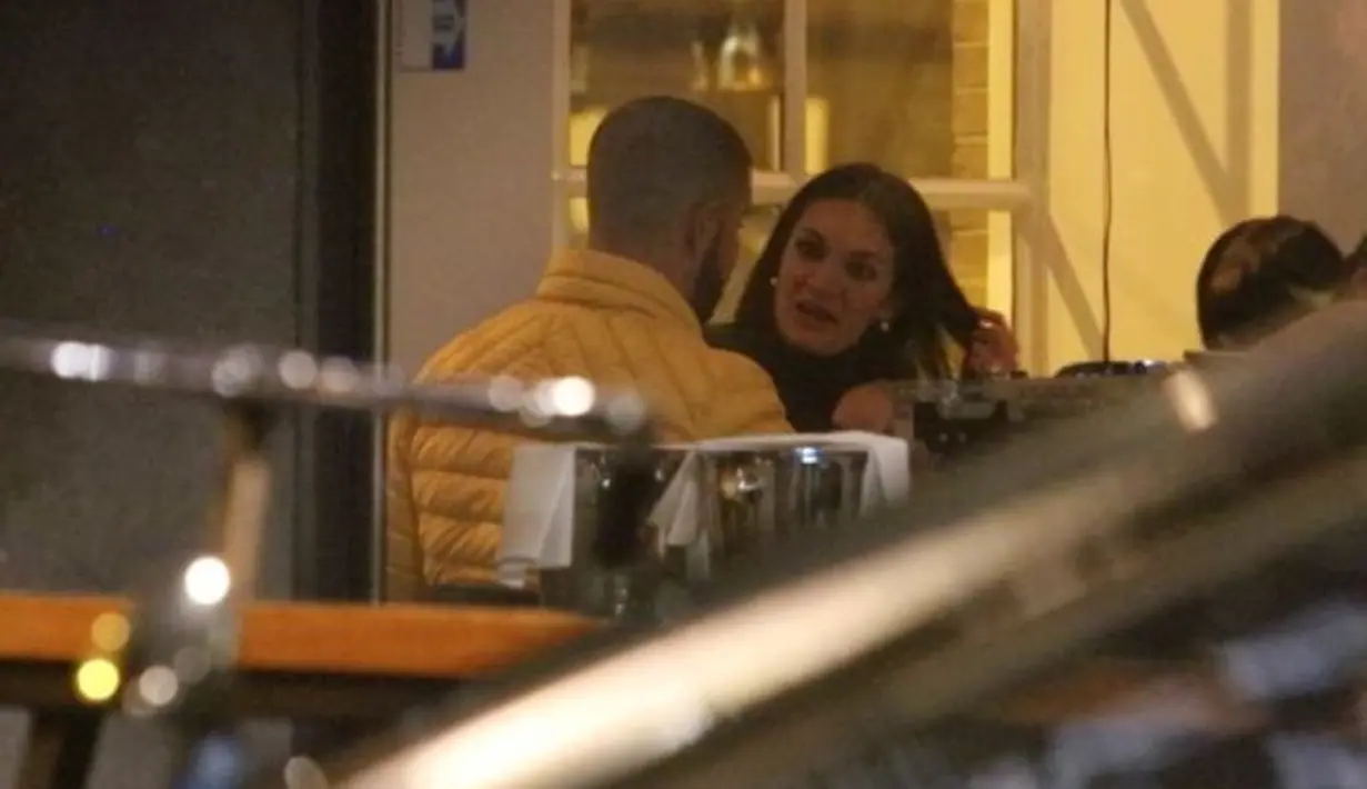 Drake sendiri tak menyangkal pernah tidur dengan Sophie namun dirinya mengaku bukan ayah dari bayi itu. (Irish Mirror)