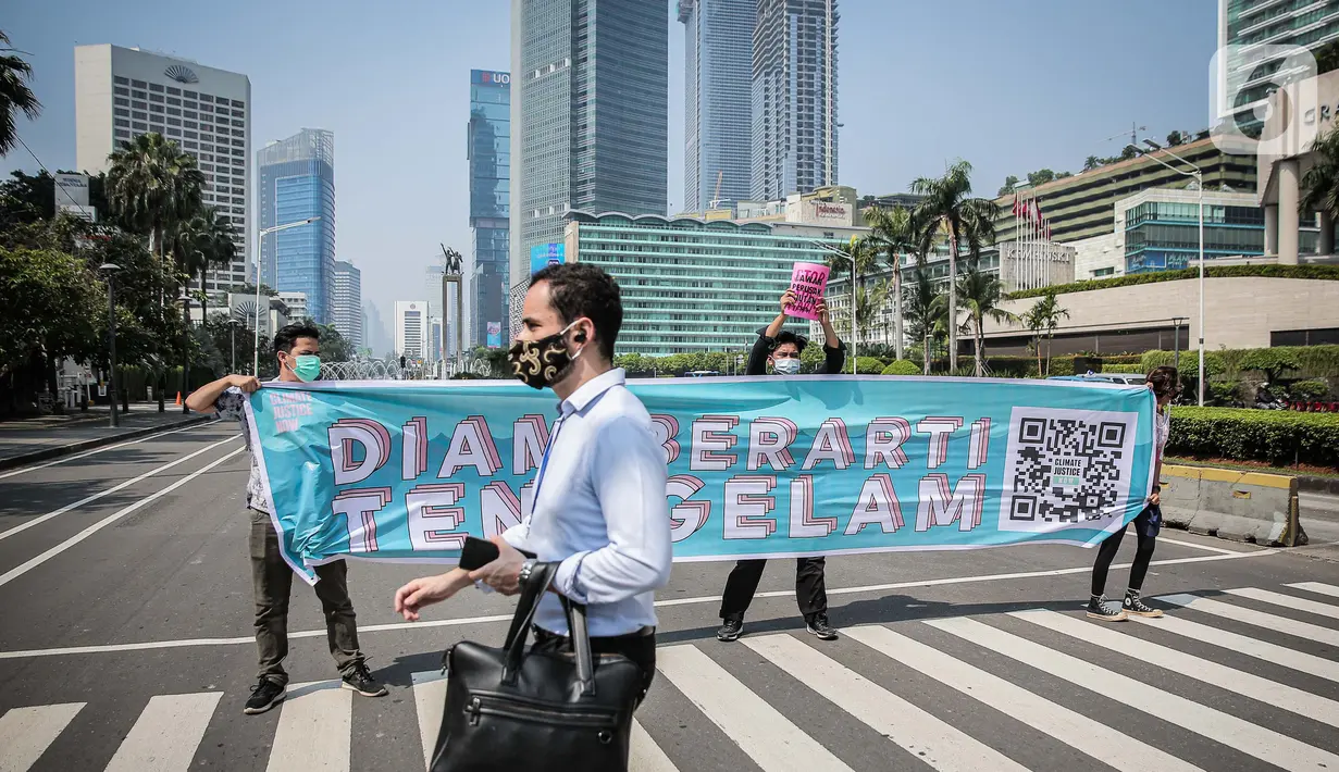 Aktivis lingkungan hidup menggelar aksi serempak Joget Jagat: Diam Berarti Tenggelam di Jakarta, Kamis (22/4/2021). Aksi untuk memperingati Hari Bumi serta menunjukkan semangat anak muda yang tidak tinggal diam dan tetap memperjuangkan hidup di tengah krisis iklim. (Liputan6.com/Faizal Fanani)