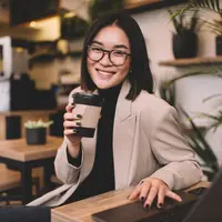 Perempuan bahagia./Copyright&nbsp;shutterstock.com/g/GaudiLab