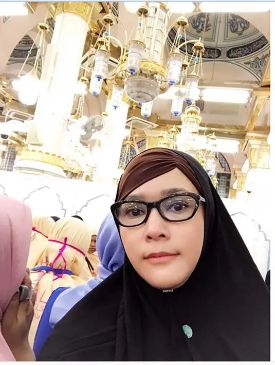 Selama menjalani ibadah umrah, janda tiga anak yang baru saja merayakan ulang tahun tempat usaha karaokenya itu membagikan kebahagiaannya melalui foto-foto di media sosialnya. (Instagram/maiaestiantyreal)