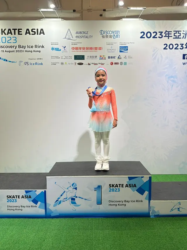 Medina Khaira Fastabiqa menjuarai ajang Skate Asia 2023 Discovery Bay Ice Rink. (Foto: Dok. Koleksi Pribadi Astrid Suhaimi)