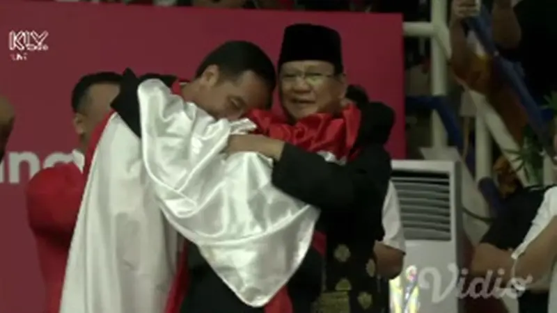 Jokowi dan Prabowo memeluk atlet pencak silat Indonesia