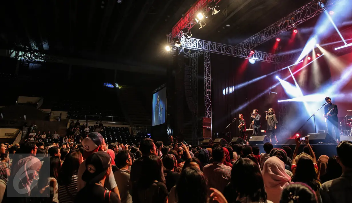 Penonton antusias melihat penampilan HiVi pada Indonesian Jazz Festival (IJF) 2015 di Istora Senayan, Jakarta, Sabtu (29/8). Indonesian Jazz Festival kembali digelar selama dua hari berturut-turut, mulai 29—30 Agustus 2015. (Liputan6.com/Faizal Fanani)