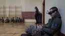 Pelatihan ini mencakup cara menggunakan drone, simulasi penerbangan, dan perannya dalam strategi militer modern. (Wojtek RADWANSKI/AFP)