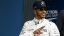 Pembalap Mercedes F1 Lewis Hamilton menyapa pengemarnya usai kualifikasi di Australian Formula One Grand Prix di Melbourne (19/3). Posisi kedua ditempati rekan setim Hamilton, yakni Nico Rosberg. (REUTERS/Jason Reed)