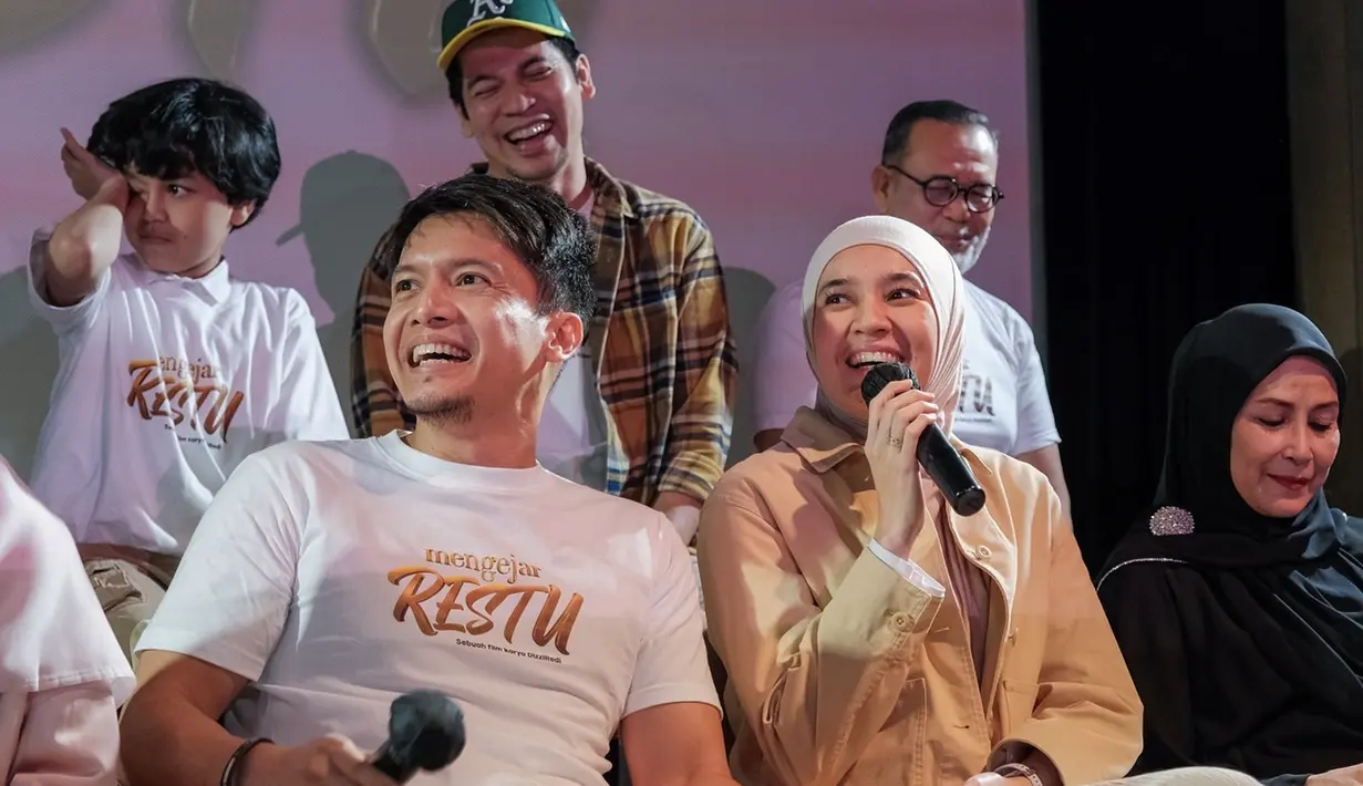 Dimas Seto dan Dhini Aminarti berperan sebagai Fais dan Dania di film Mengejar Restu. Bukan kali pertama, pasangan artis yang menikah tahun 2009 ini juga pernah disatukan dalam satu film yakni Cinta Subuh. Ikut terseret dalam kasus keretakan rumah tangga Baim Wong dan Paula Verhoeven, pasangan ini tentunya tak lepas dari perhatian di acara konferensi pers tersebut. (Liputan6.com/IG/@mengejarrestu)