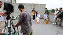Proses syuting pembuatan video klip soundtrack 'Cek Toko Sebelah' di kawasan Cempaka Putih, Jakarta, Selasa (29/11). The Overtunes dan Grup Vocal GAC berkolaborasi dalam pembuatan video tersebut. (Liputan6.com/Herman Zakharia)