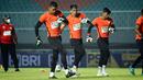 Penjaga gawang Persipura Jayapura saat melakukan sesi latihan sebelum laga BRI Liga 1 di Stadion Pakansari, Bogor, Jumat (27/8/2021). (Foto: Bola.com/Nandang Permana)