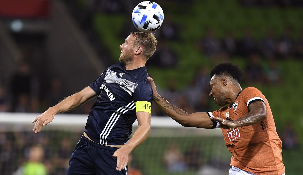 Pemain Melbourne Victory, Ola Toivonen, duel udara dengan pemain Chiangrai United, Brinner Henrique, pada laga Liga Champions Asia di Melbourne, Selasa (11/2). Melbourne menang 1-0 atas Chiangrai. (AFP/William West)
