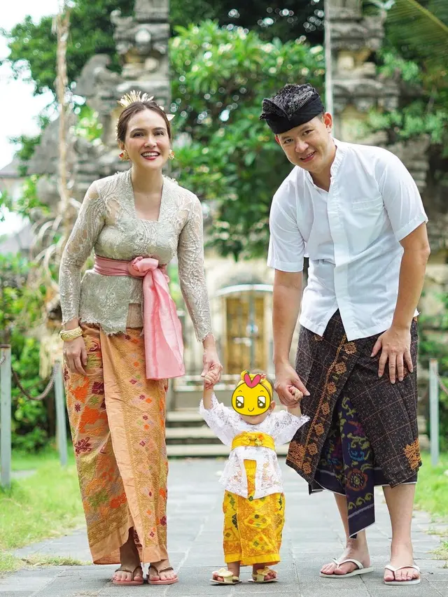 7 Potret Shandy Aulia dan Keluarga Pakai Baju Adat Bali, Memesona