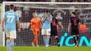 Pemain Lazio Toma Basic (tengah) bereaksi setelah gagal mencetak gol ke gawang FC Midtjylland pada pertandingan sepak bola Grup F Liga Europa di Stadion Olimpiade Roma, Italia, 27 Oktober 2022. Lazio menang 2-1 atas FC Midtjylland. (AP Photo/Alessandra Tarantino)