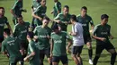 Pemain Timnas Indonesia, Ricky Fajrin, melakukan pemanasan saat latihan di Lapangan ABC Senayan, Jakarta, Selasa (20/11). Latihan ini persiapan jelang laga Piala AFF 2018 melawan Filipina. (Bola.com/Vitalis Yogi Trisna)