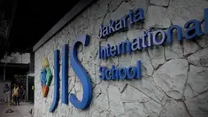 Setelah pemeriksaan selama 10 jam, guru Jakarta International School (JIS) Neil Bantleman dan Ferdinant Tjiong resmi ditahan pada Senin 14 Juli 2014 kemarin. Penahanan itu terkait dugaan pelecehan seksual di terhadap anak di bawah umur.