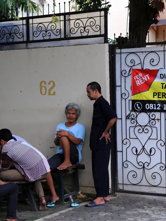 "Dulu kalau nunggu pak Irwan biasa duduk sambil ngopi dan ngeroko di depan. Nunggu sampai dikasih duit, habis itu bayar kopi ke sini baru pergi lagi," ungkap seorang pedagang asongan yang terdapat di sekitar rumah Marshanda. (Adrian Putra/Bintang.com)