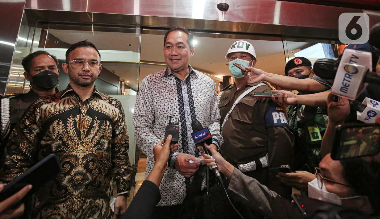 Mantan Menteri Perdagangan Muhammad Lutfi (tengah) usai menjalani pemeriksaan di Gedung Bundar, Kejagung, Jakarta, Rabu (22/6/2022). Muhammad Lutfi menjalani pemeriksaan selama 12 jam sebagai saksi terkait kasus fasilitas pemberian izin ekspor crude palm oil (CPO) dan turunannya, termasuk minyak goreng, periode 2021-2022. (Liputan6.com/Faizal Fanani)