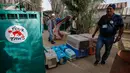 Amir Khalil, seorang dokter hewan dan organisasi kesejahteraan hewan internasional Four Paws mengevakuasi hewan dari kebun binatang di Rafah, Jalur Gaza, Palestina, Minggu (7/4). Pemilik kebun binatang mengatakan buruknya ekonomi dan blokade Israel membuatnya tak mampu merawat. (SAID KHATIB/AFP)