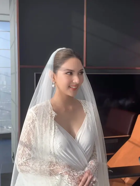 Tampilan cantik bercahaya Jessica Mila setelah selesai makeup dengan bridal robe-nya. [Foto: Instagram @cherryjks]