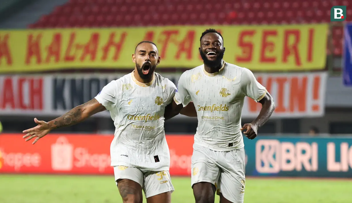 Dalberto (kiri) dan Charles Lokolingoy (kanan) melakukan selebrasi gol kedua Arema FC ke gawang Persija Jakarta  dalam laga pekan 26 BRI Liga 1 2024/2025 yang digelar di Stadion Patriot Candrabhaga, Bekasi, Minggu (9/3/2025) malam WIB.