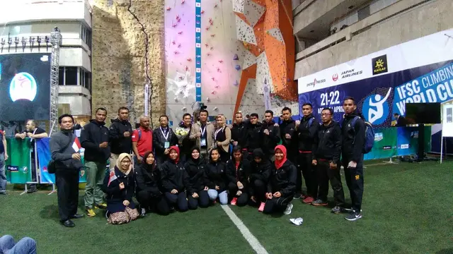 Timnas Panjat Tebing berfoto bersama Menpora Imam Nahrawi yang disela-sela kunjgungan kerjanya ke Rusia, turut menyaksikan dan memberikan dukungan kepada atlet Indonesia yang turun di ajang IFSC World Cup 2018 di Moscow.