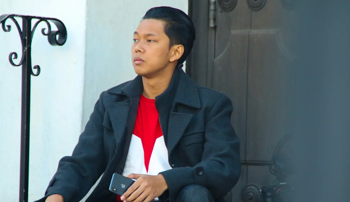 Sejak awal muncul di Youtube, Bayu konsisten menggunakan bahasa Jawa. Seluruh videonya baik itu vlog, tutorial, gaming, dan sebagainya dibuat menggunakan bahasa Jawa. Sekalipun tidak, Bayu tak dapat meninggalkan aksen medoknya.(Liputan6.com/IG/@moektito)
