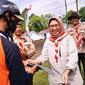 Wakil Bupati Lumajang Indah Amperawati  (Berkerudung) menerima secara simbolis alat pembangunan huntara dari Gerakan Pramuka Jatim (Istimewa)