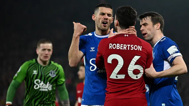 Foto: Melihat Kembali Momen Robertson Menertawakan Pickford di Derby Merseyside