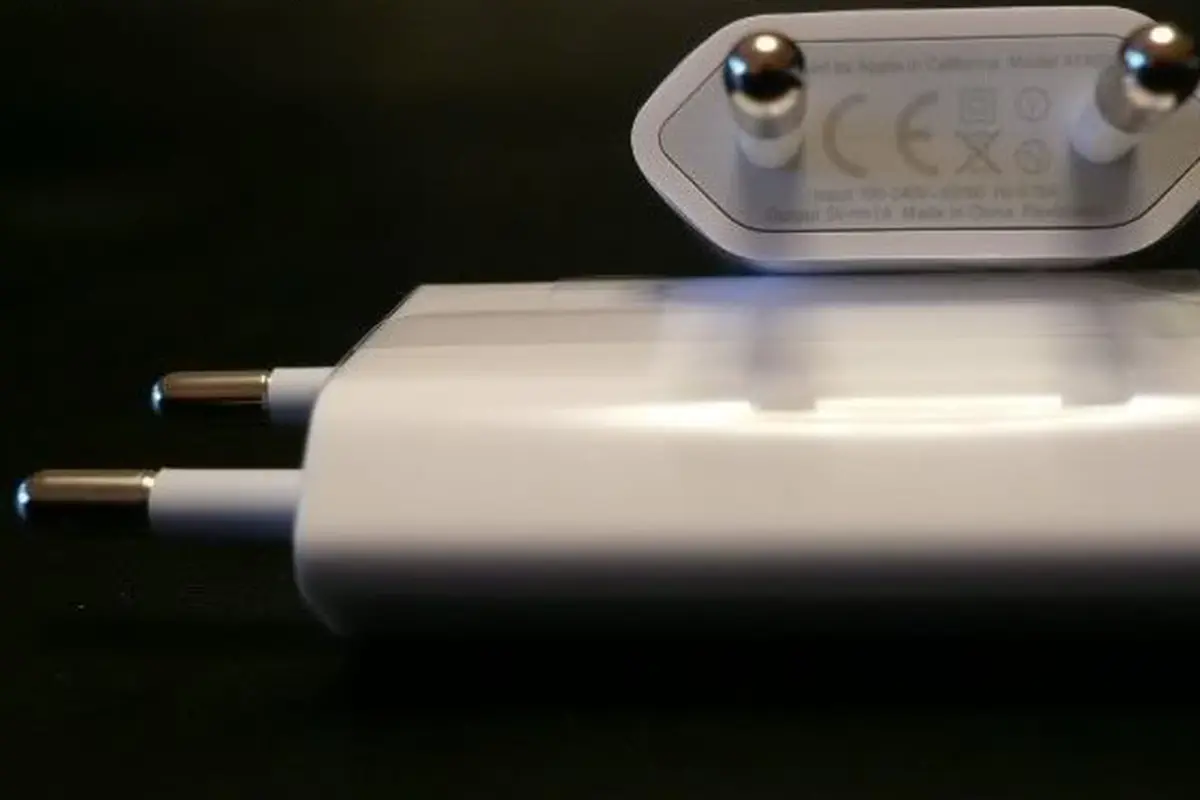 Bermasalah, Charger iPhone Ditarik Dari Pasaran