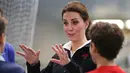 Kate Middleton berbincang saat mengunjungi Lawn Tennis Association di Pusat Tenis Nasional, London, Senin (31/10). Tak hanya berolahraga, Kate juga mendorong anak-anak usia 5-8 tahun, supaya menggemari olahraga itu. (Daniel LEAL-OLIVAS/POOL/AFP)