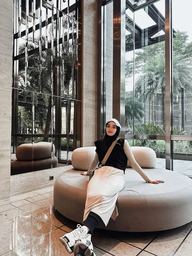 7 Gaya OOTD Berhijab Ala Inara Rusli Ini Bisa Jadi Inspirasi