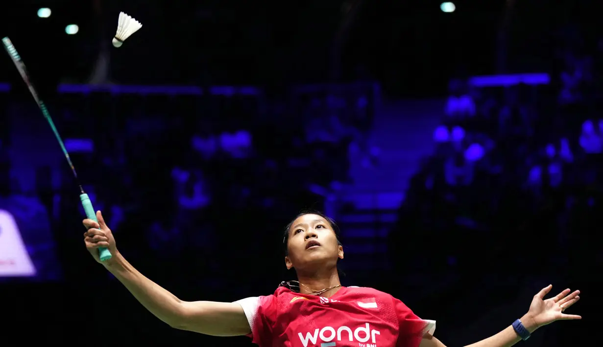 Putri Kusuma Wardani unggul lewat permainan ketat dan sengit sepanjang tiga gim dengan skor 21-14, 13-21, dan 21-16. (Dimitar DILKOFF/AFP)