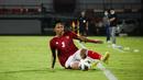 Pada menit ke-10 Timnas Indonesia memperoleh peluang pertama lewat Edo Febriansyah. Sayang, tendangan kerasnya dari luar kotak penalti masih melenceng. (Bola.com/Maheswara Putra)