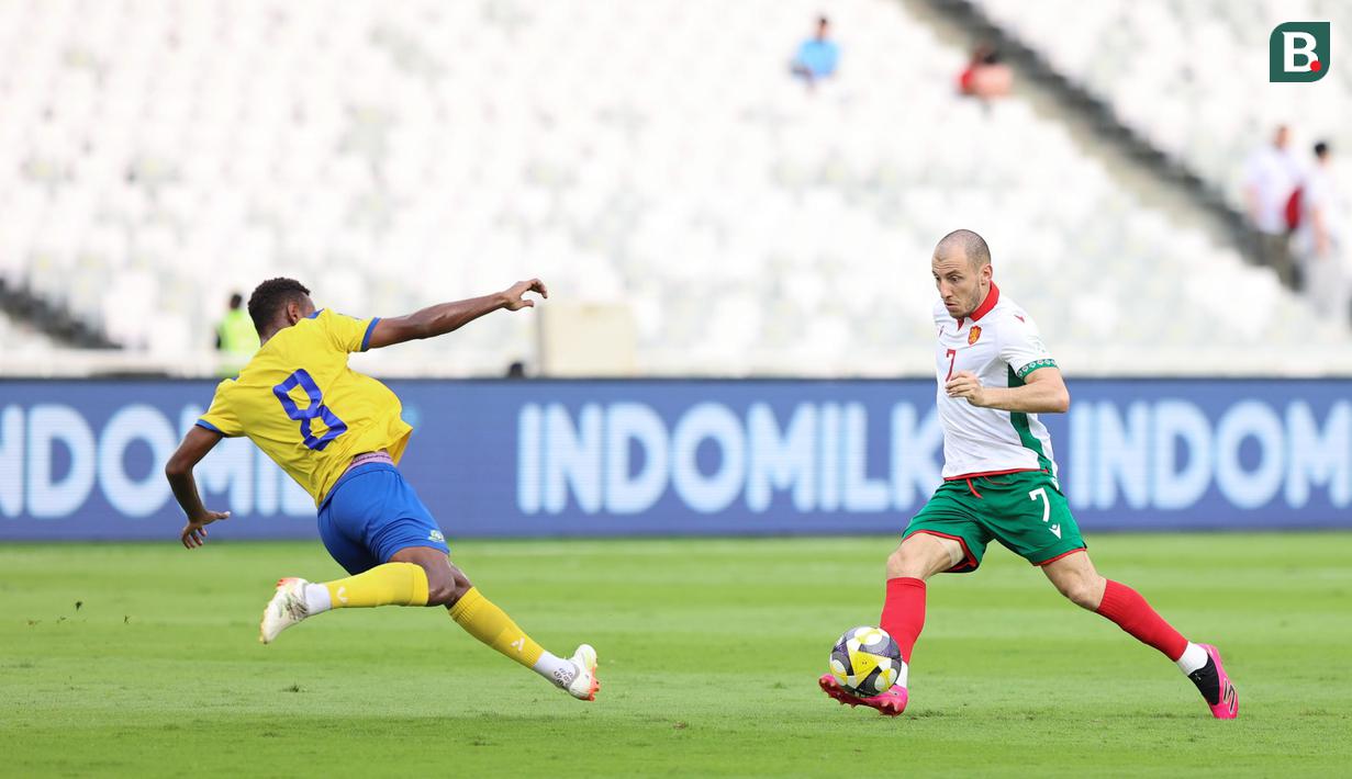 Pemain Bulgaria, Georgi Rusev (kanan) berusaha melewati pemain Kepulauan Solomon, Clivert Sam dalam laga semifinal FIFA Series 2026 di Stadion Utama Gelora Bung Karno (SUGBK), Senayan, Jakarta, Jumat (27/03/2026). (Bola.com/M Iqbal Ichsan)