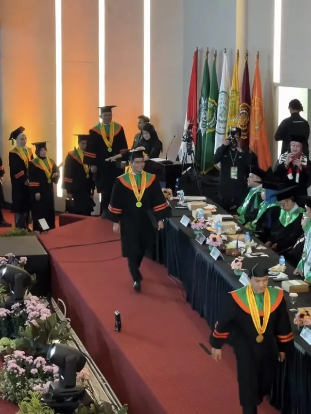 7 Momen Teuku Ryan Jalani Wisuda S2 Tanpa Kehadiran Ria Ricis