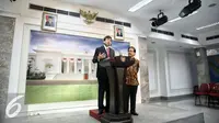 Presiden ADB Takehiko Nakao (kiri) bersama Menteri Bappenas Sofyan Djalil memberikan keterangan usai pertemuan dengan Presiden Joko Widodo di Istana Merdeka, Jakarta, Jumat (12/2). (Liputan6.com/Faizal Fanani)