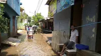 Warga Cipinang Melayu mengaku banjir kali ini di luar dari biasanya.