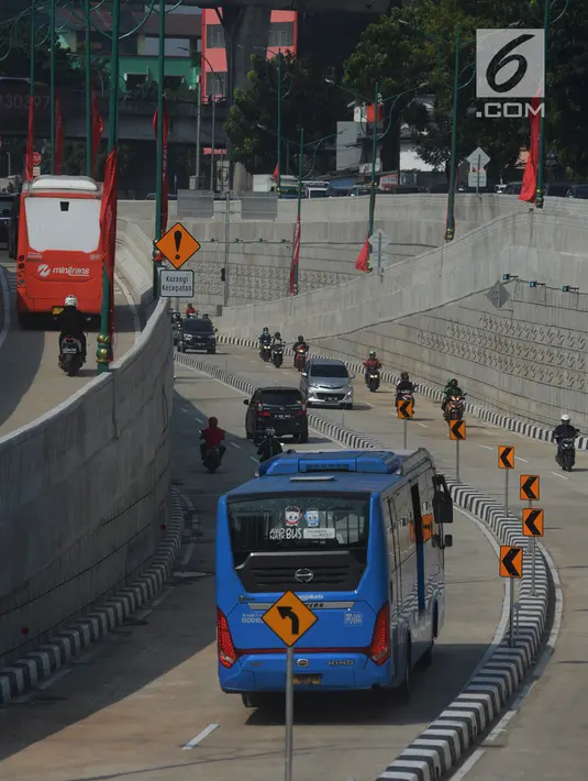Bus Transjakarta melintas di underpass atau lintas bawah Mampang-Kuningan, Jakarta Selatan, Rabu (11/4). Underpass atau lintas bawah Mampang-Kuningan ini memiliki panjang lintasan 827 meter dan lebar 14 meter. (Merdeka.com/Imam Buhori)