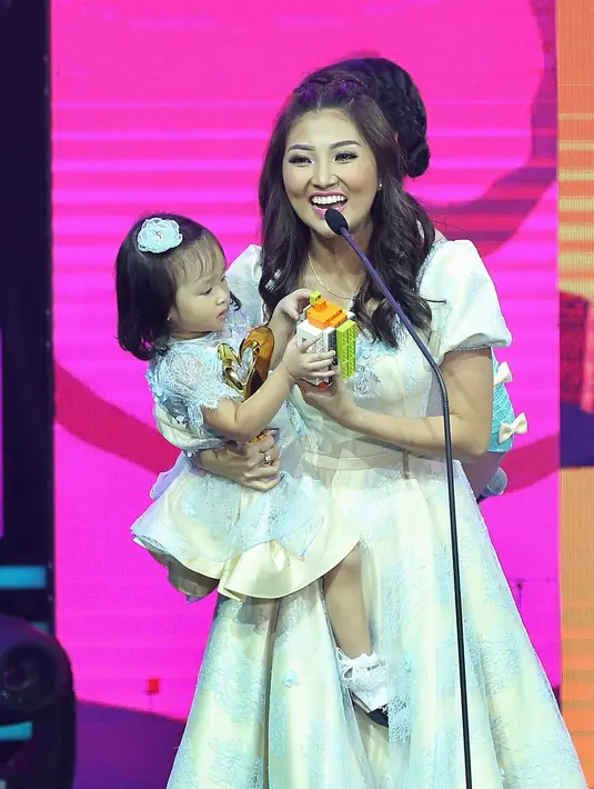 "Kalau masak memang dari dulu aku suka. Aku masaknya kayak tergantung gitu. Kadang aku nanya, kadang aku ide sendiri," ujarnya saat di Mom & Kids Awards 2017, beberapa waktu lalu. (Bambang E. Ros/Bintang.com)