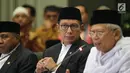 Menteri Agama Lukman Hakim Saifuddin dan Ketua MUI Maruf Amin memberikan keterang pers penetapan 1 Syawal 1438 H di Kementerian Agama, Jakarta, Sabtu (24/6). (Liputan6.com/Faizal Fanani)