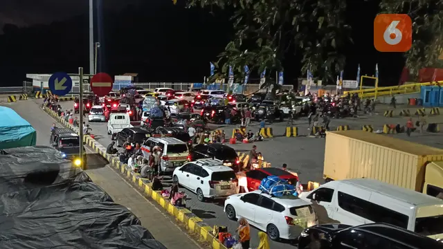 Kendaraan Pribadi Mengantre untuk Masuk Kapal di Pelabuhan Merak. (Sabtu, 22/03/2025). (Yandhi Deslatama/Liputan6.com).