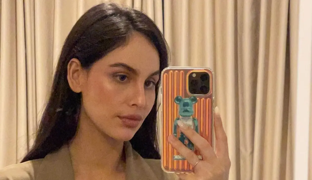 Aura menawan Sabina terlihat saat mirror selfie. Mantan Rafael Tan ini parasnya semakin menawan saja. Foto ini pun banjir like dan komentar dari netizen. Warganet terpesona akan kecantikan Sabina Paz. (Liputan6.com/IG/sabinapazz)