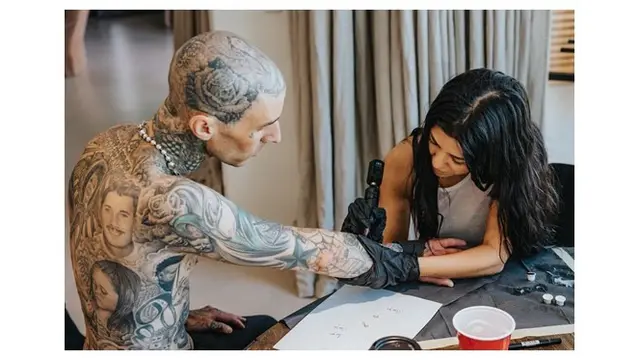 7 Potret Mesra Kourtney Kardashian dan Travis Barker, Resmi Menikah Secara Diam-Diam