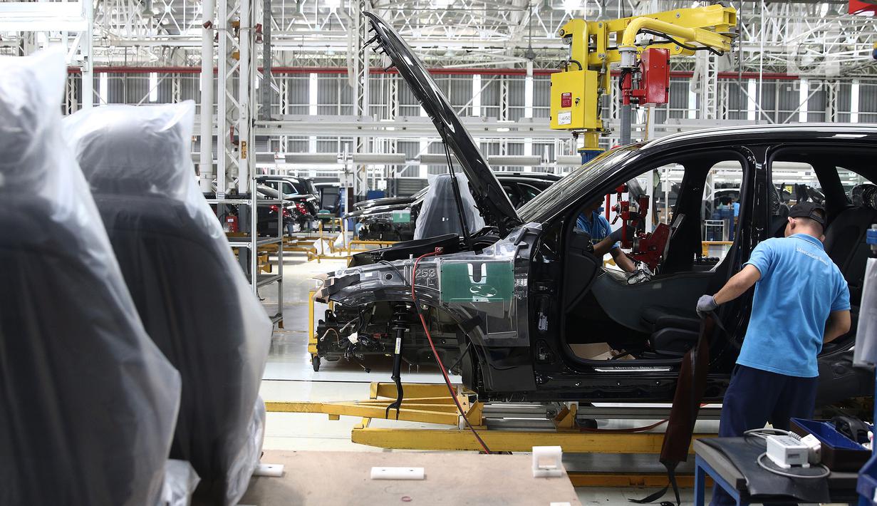 Pekerja menyelesaikan perakitan mobil Mercedes Benz di Pabrik Mercedes Benz, Wanaherang, Bogor (11/12). Mercededes-Benz C-Class memiliki pasar yang besar di Indonesia. (Liputan6.com/Herman Zakharia)