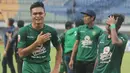 Bek Persebaya, Rachmat Irianto, menangis merayakan kemenangan atas Martapura FC pada laga semifinal Liga 2 2017 di Stadion GBLA, Bandung, Sabtu (25/11/2017). Persebaya menang 3-1 atas Martapura FC. (Bola.com/Ronald Seger)
