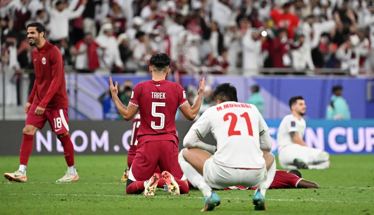 Namun, Qatar kembali unggul lewat gol yang dicetak Almoez Ali pada menit ke-82 sekaligus memupus asa pemain Iran tampil di final Piala Asia 2023. (HECTOR RETAMAL/AFP)