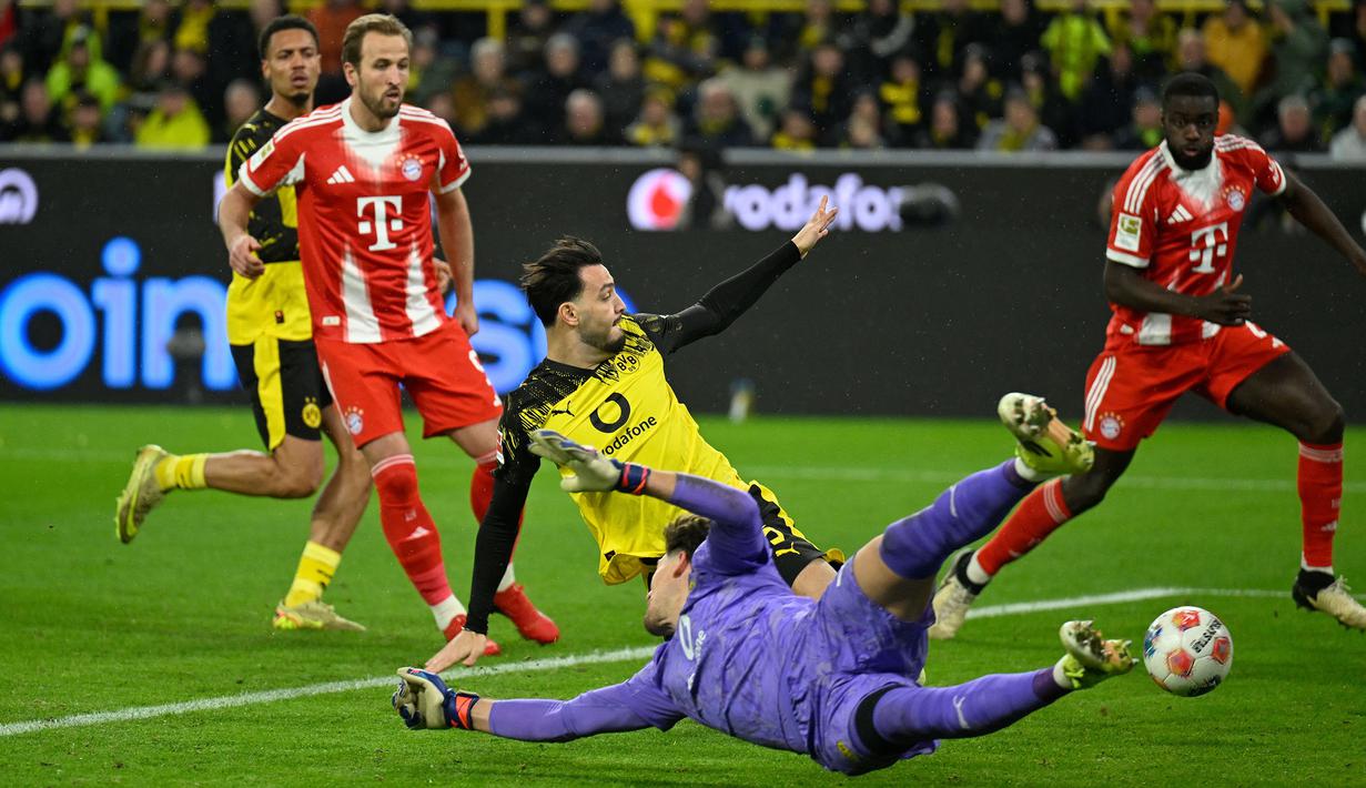Laga yang bertajuk Derby Der Klassiker tersebut berlangsung sengit. Kedua tim saling berbalas gol hingga skor 2-2. (AFP/Ina Fassbender)