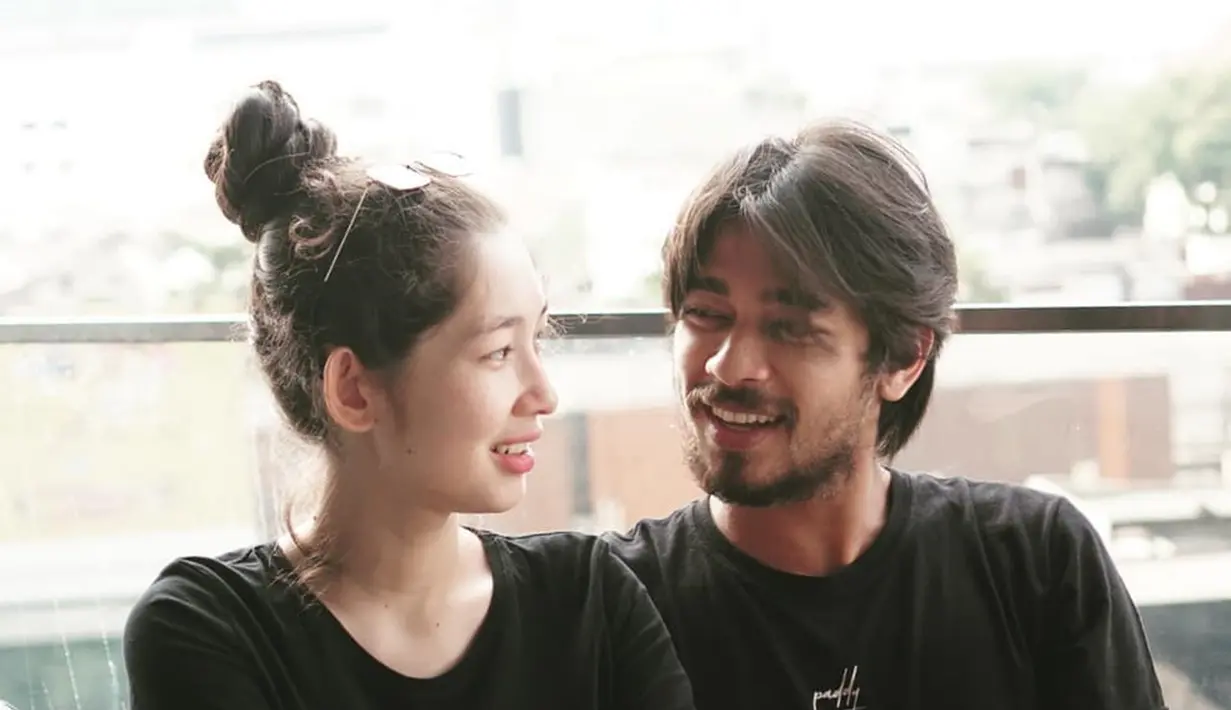 Devina dan Wafda berbeda usia 5 tahun. Devina masih berusia 24, sementara Wafda berusia 29 tahun. Meski begitu, keduanya tetap terlihat romantis di berbagai kesempatan. Baju yang dengan warna yang sama adalah bentuk kekompakan mereka. (Liputan6.com/IG/@devinaureel)